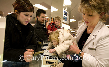 Kenadie (age 4) shopping